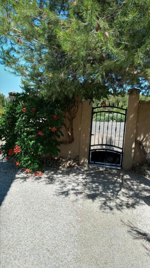 Les Coronilles Bed & Breakfast Бокер Екстериор снимка