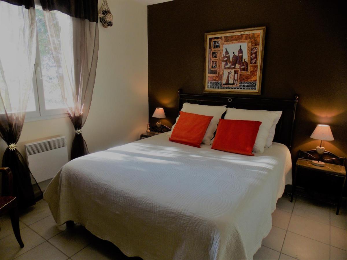 Les Coronilles Bed & Breakfast Бокер Екстериор снимка