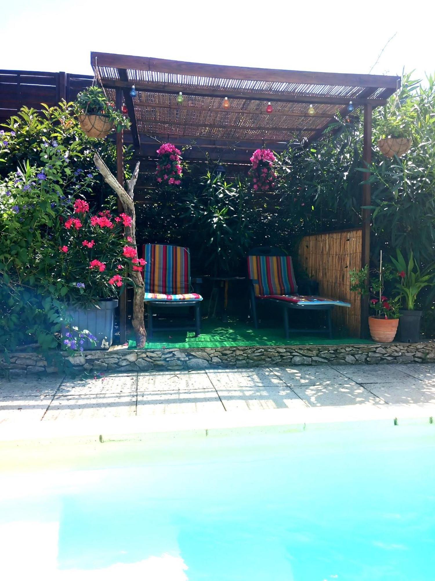 Les Coronilles Bed & Breakfast Бокер Екстериор снимка