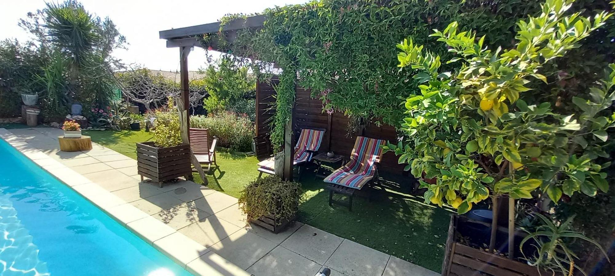 Les Coronilles Bed & Breakfast Бокер Екстериор снимка