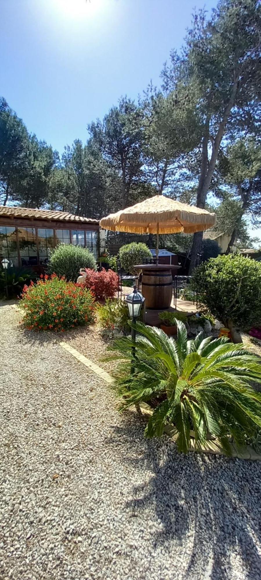 Les Coronilles Bed & Breakfast Бокер Екстериор снимка